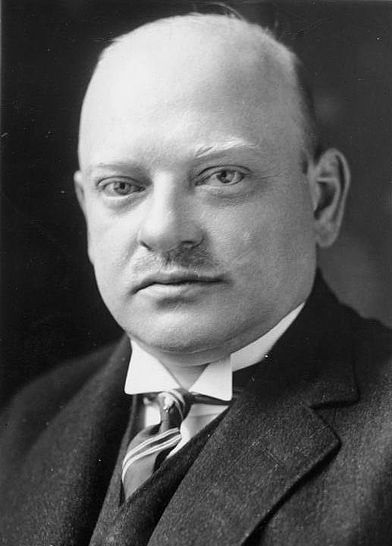 一位比肩俾斯麦的战略家，玩转英法美苏，拉起战败的德国重返列强