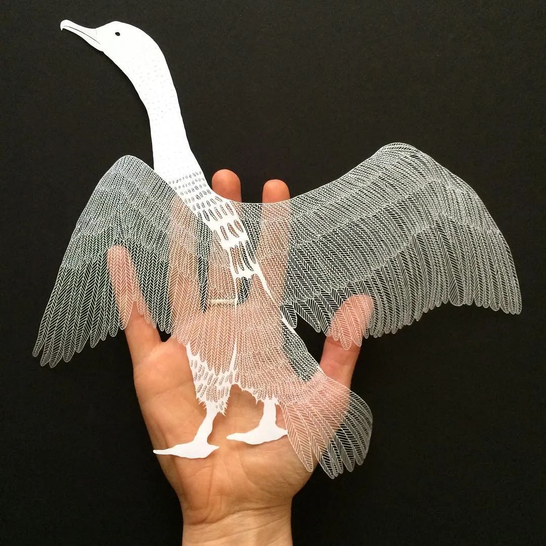 她用一把手术刀在2毛钱废报纸上雕出精美图腾,一幅卖60万