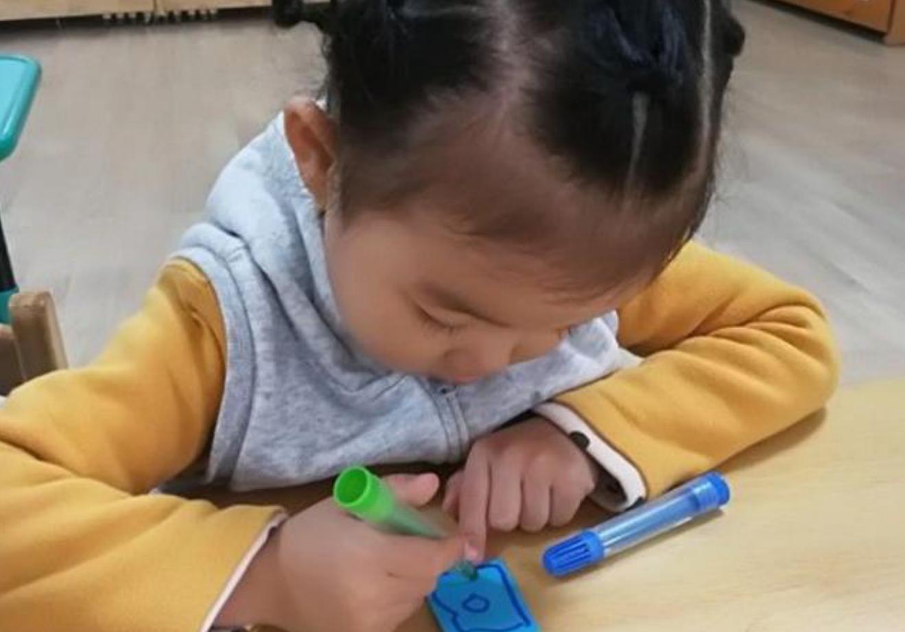 我只有两岁，是个刚拿笔乱画的娃，网友：起手的圆够我学3年