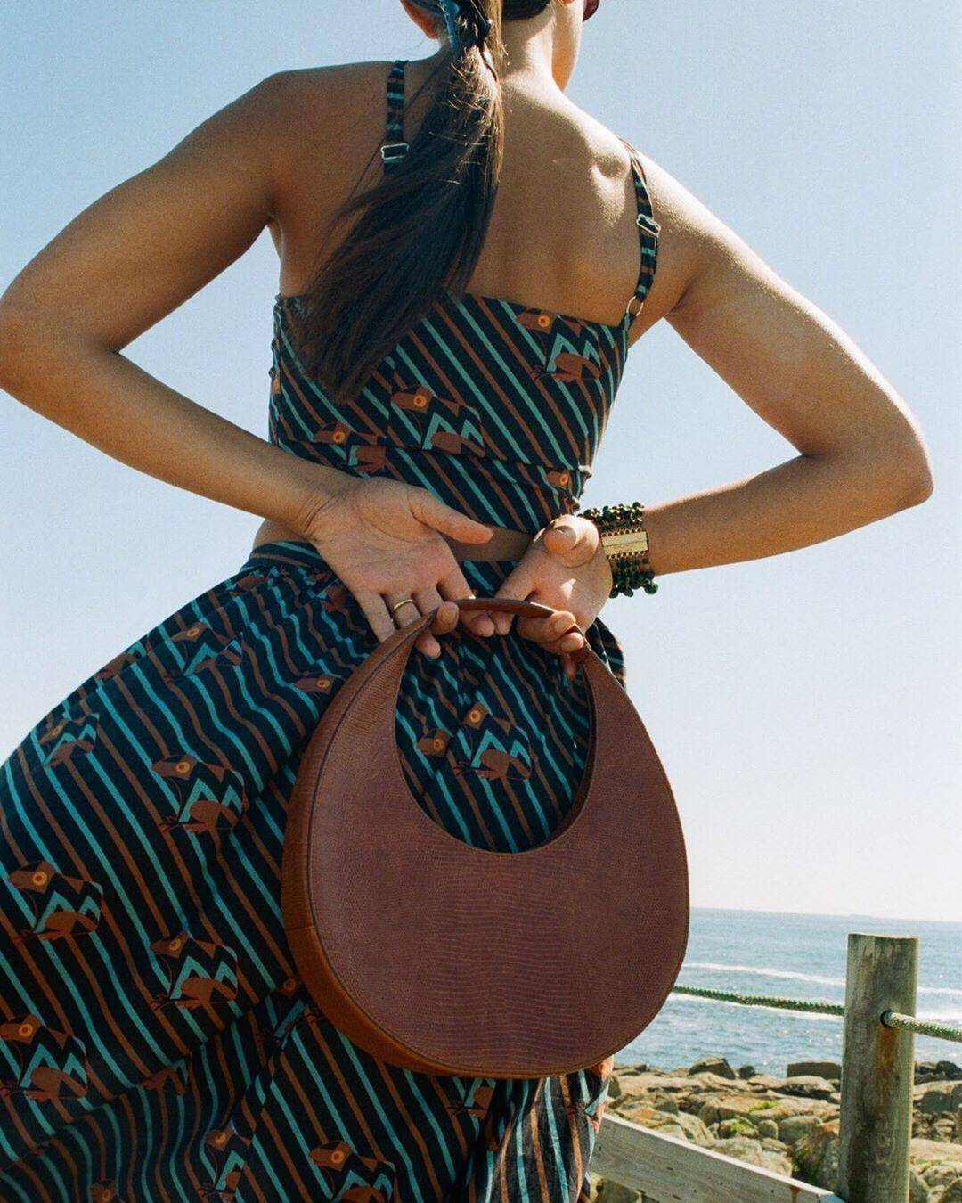 买了名牌包又得买名牌衣服,买了大牌包包后悔吗