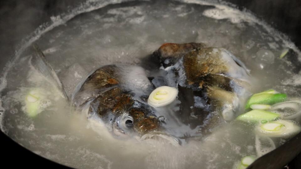 鱼汤用冷水炖还是热水炖才会白,炖鱼汤为啥放牛奶