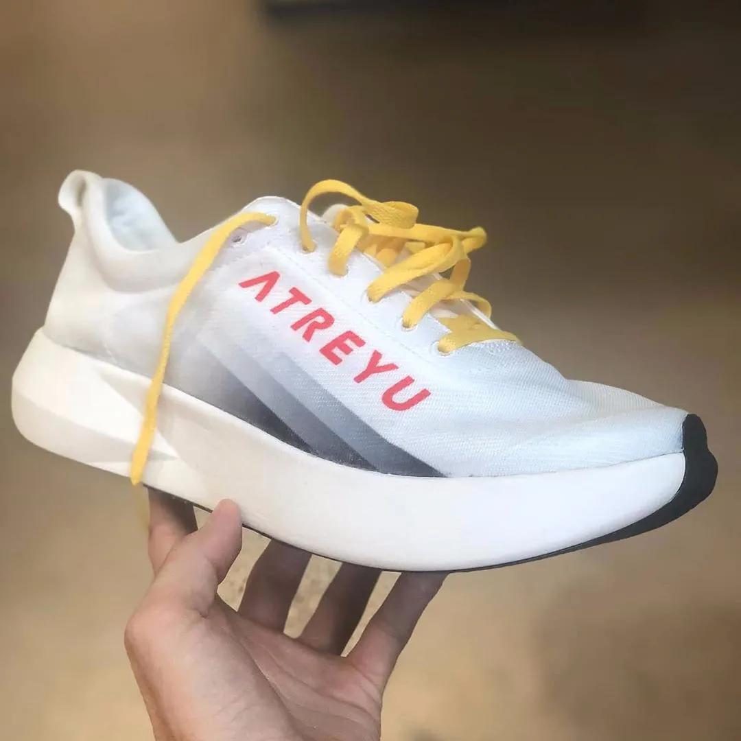 刘嘉玲穿运动鞋,54岁的刘嘉玲穿运动装登山