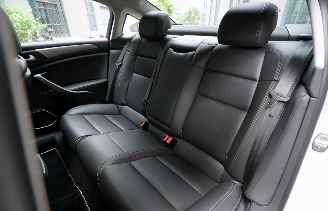 高颜值雪铁龙C5，起售价16.99万元，油耗低至6.4L