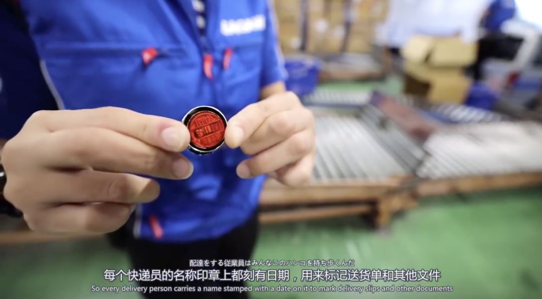 日本快递女员工,日本女快递员工作细节