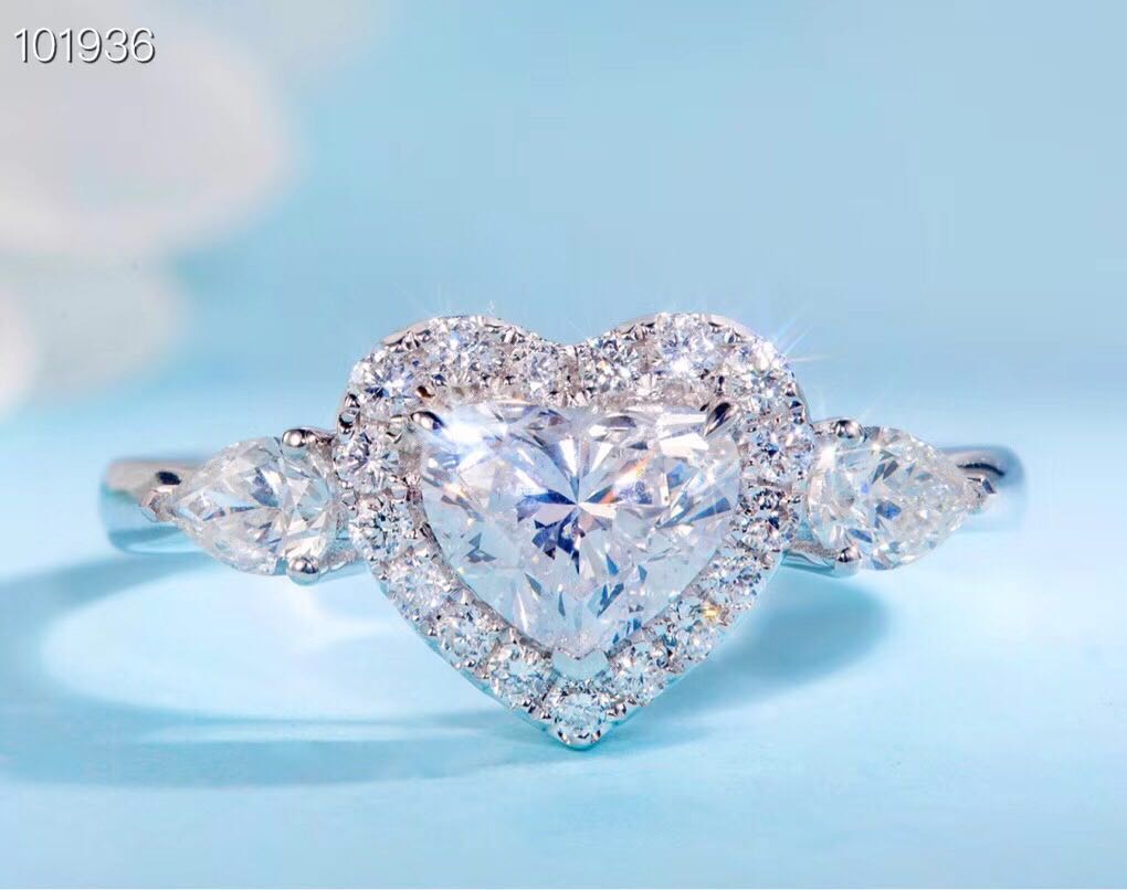 钻戒什么款式戴着实用女,结婚钻戒的选择如何做到省钱实惠