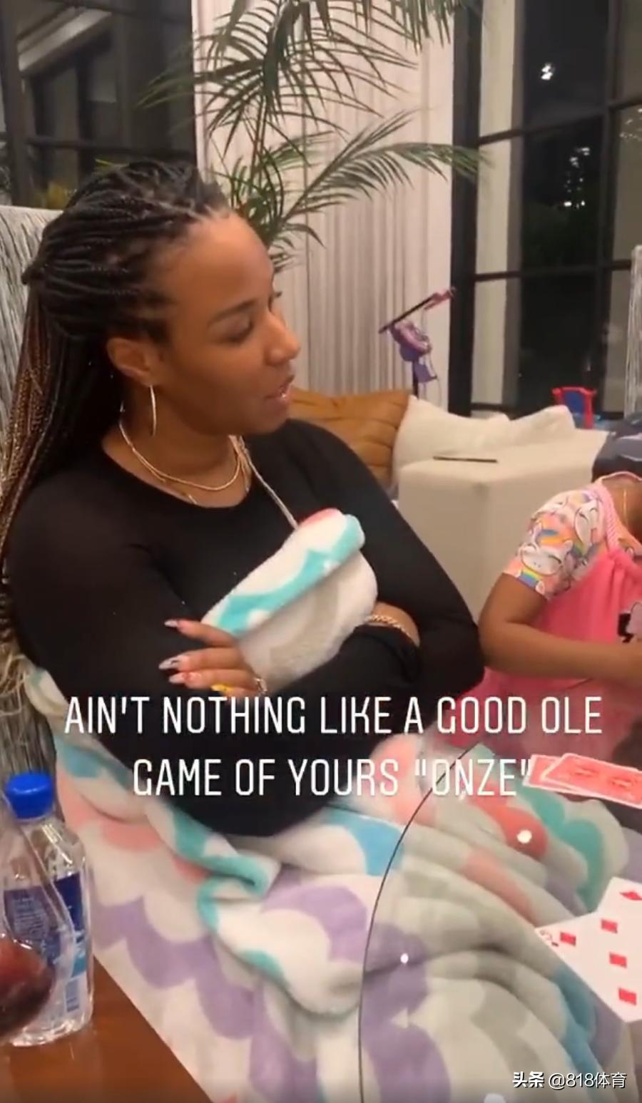 詹皇祖孙3代共进晚餐!开2瓶葡萄酒庆祝,餐后陪老丈人打扑克不来钱