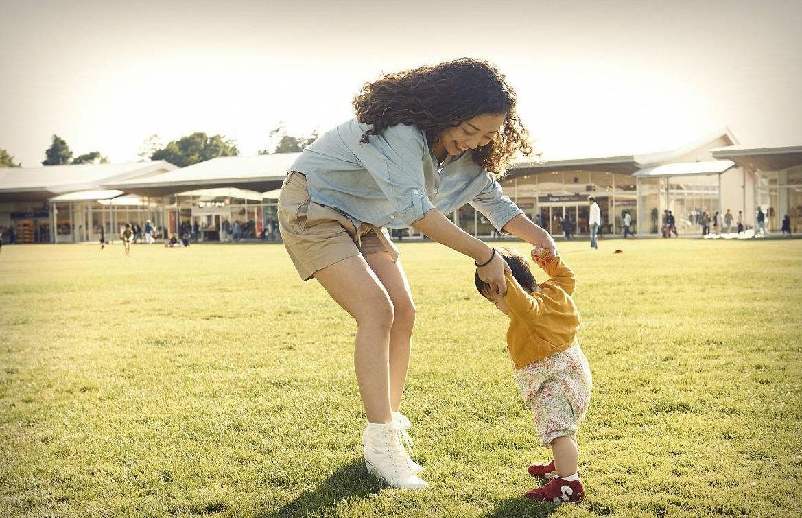 宝宝一周岁了教走路不抬脚,宝宝一岁半不会走路怎么训练