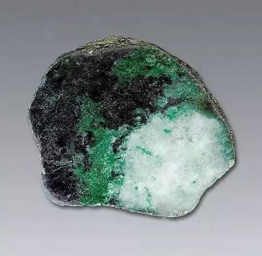 见惯了宝玉石，它的原石长啥样？有些毫不起眼，捡到千万别丢……