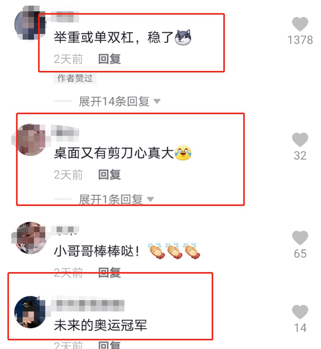 穿尿不湿小孩举杠铃大叫,一个穿尿不湿孩子爬单杠