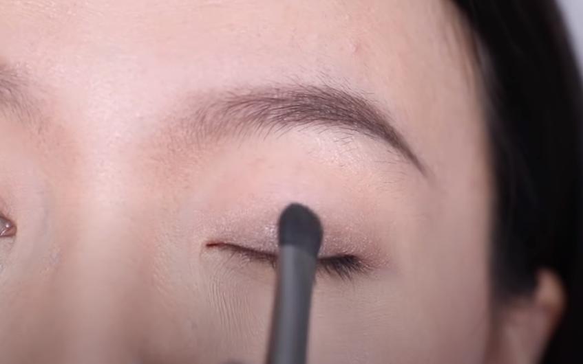 儿童粉色眼影的画法步骤大全,眼影化妆步骤的先后顺序图