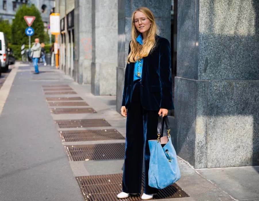 张馨予的露脐装照,张馨予晒近照穿着宽松花式遮肚