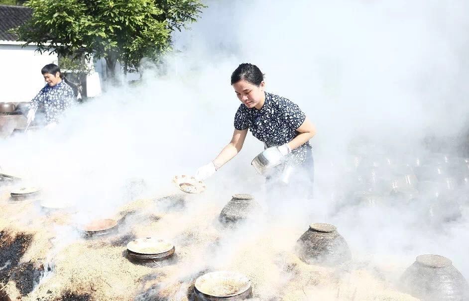 你喝过被火烤过的酒吗？酒中有客家女孩的5年青春斗|新匠人学院