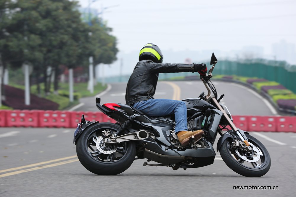 升仕310V试驾/多图:舒适好骑的运动太子车,标配ABS,全LED灯具