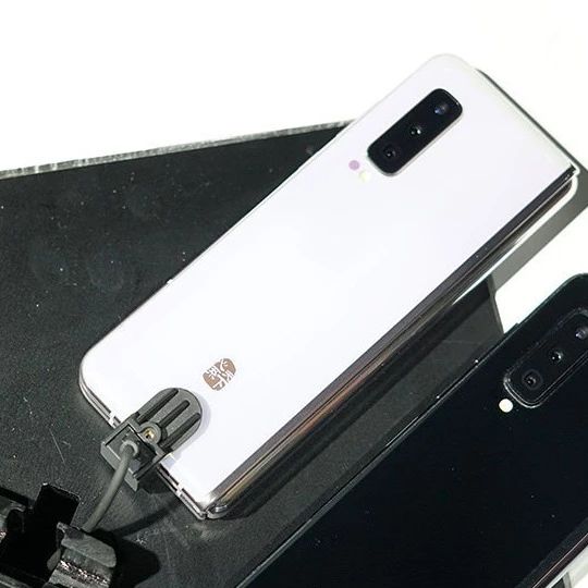 三星5g折叠屏手机w22多少钱,5g折叠屏新机三星w20浙江17999元