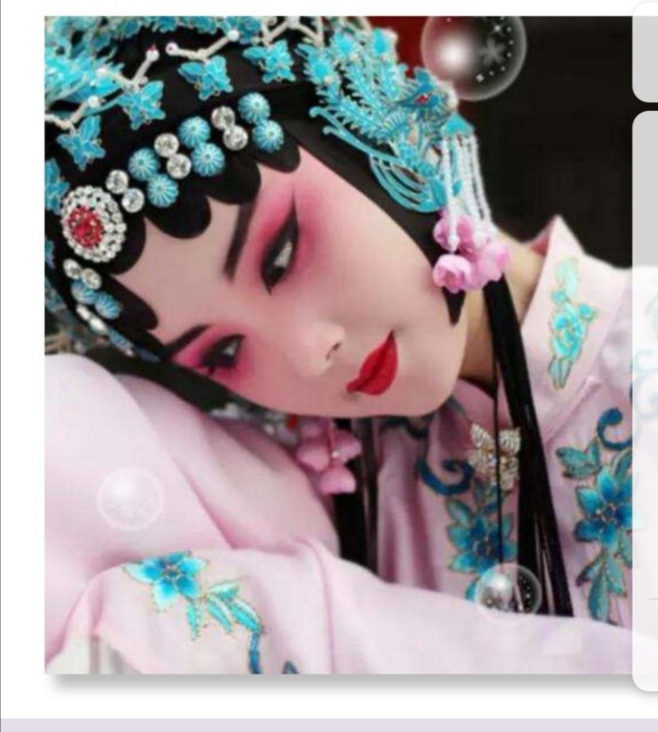 青衣恰是一朵明媚静谧的花，静静地绽放，留给人间多少永恒的凄美