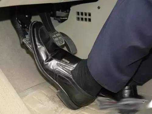 两脚离合器换挡法原理,货车两脚离合器换挡法详解