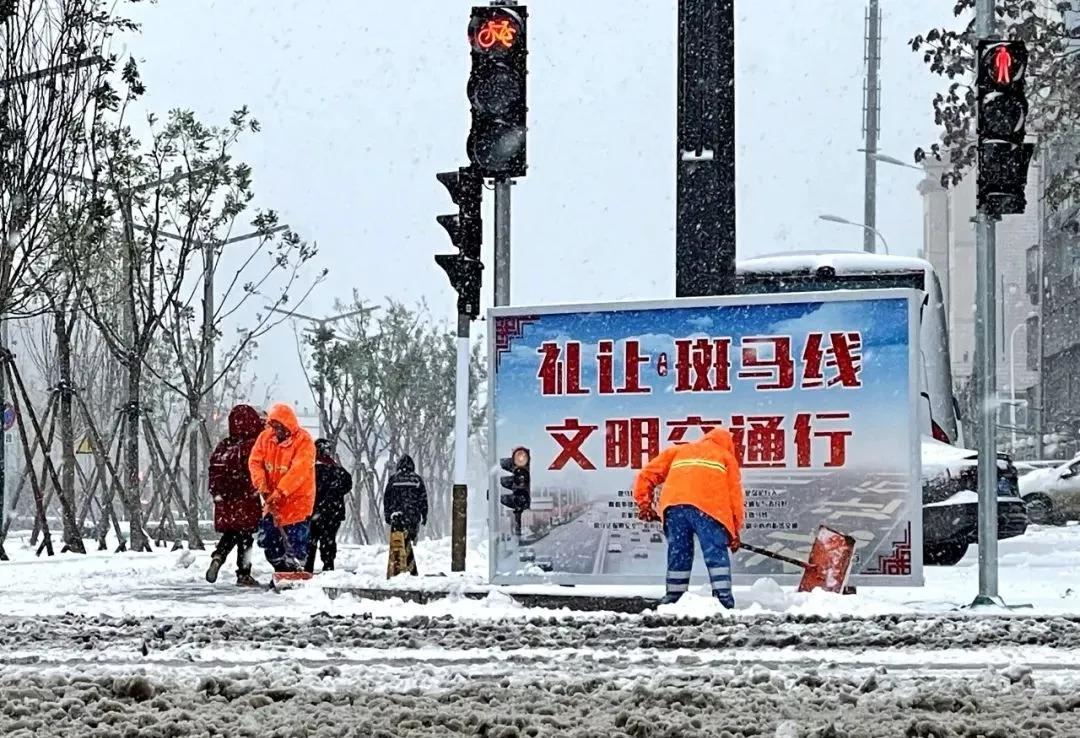 暖到心头一颤!今早通州街头,一位老人蹲地敲砸路面的结冰…