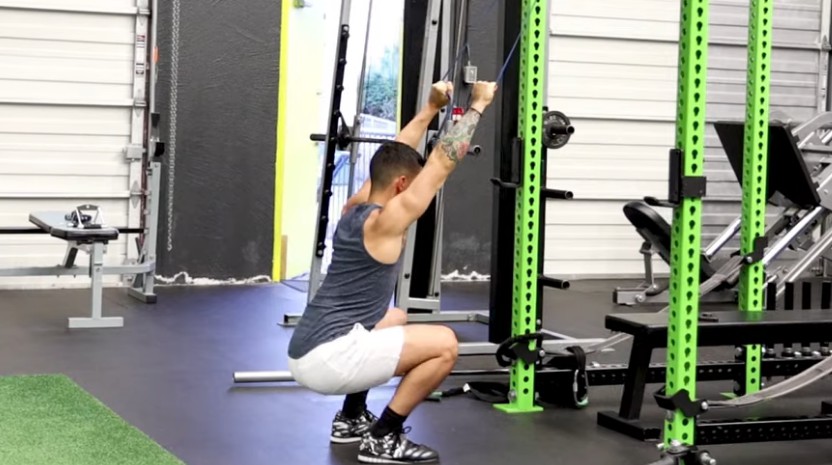 深蹲时膝盖疼还能继续深蹲么,深蹲很痛