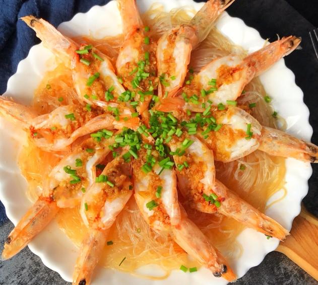 蒜蓉开背虾蒸粉丝的做法家常,彩虹小厨做的蒜蓉粉丝蒸虾