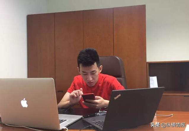 富二代借2千万创业,不到一年全部赔光,晚上靠直播来赚钱还债