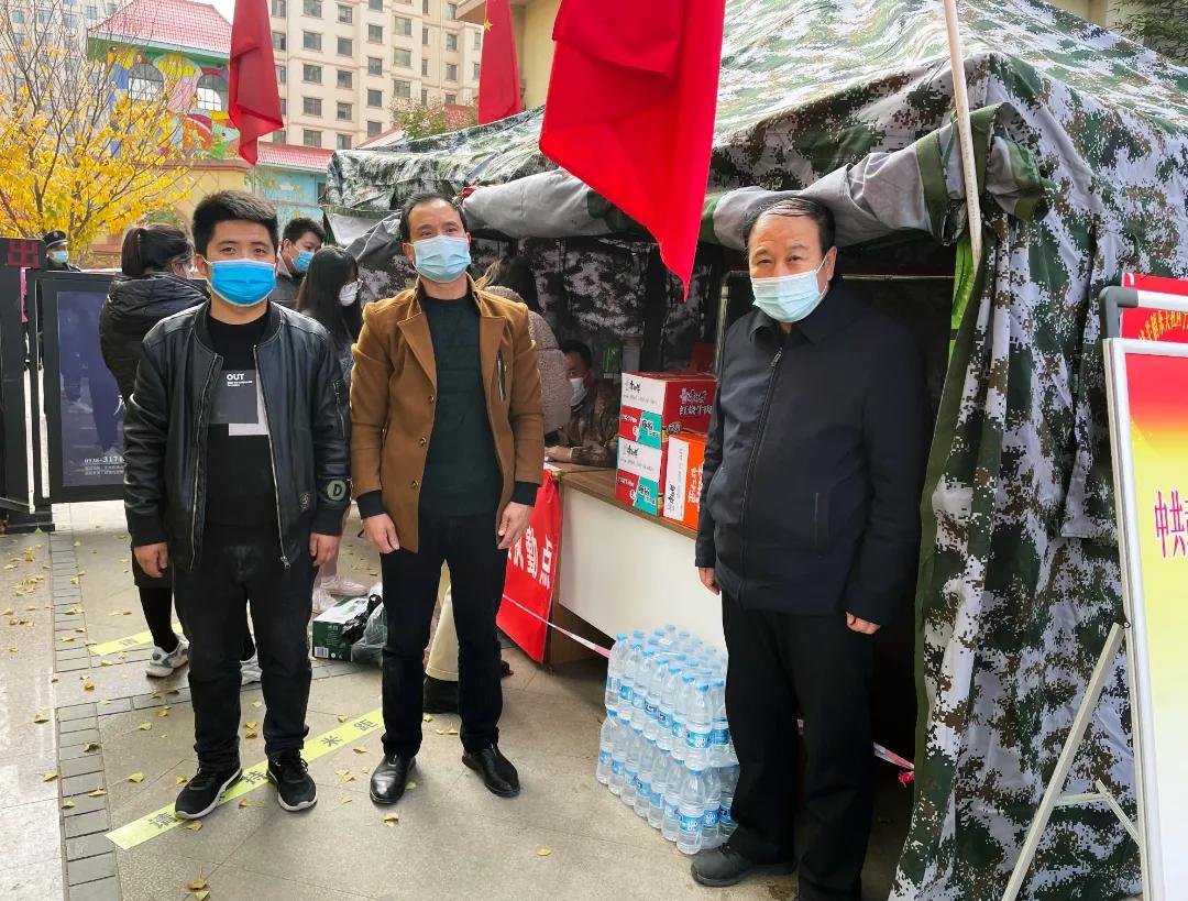 武山县慈善协会、武山零距离*党**支部，联合武山双虎家私、渭水园农资捐赠