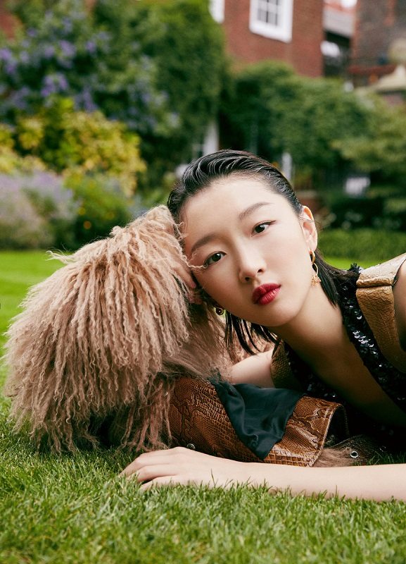 周冬雨穿黑色裤子走路带风,周冬雨在伦敦出席活动