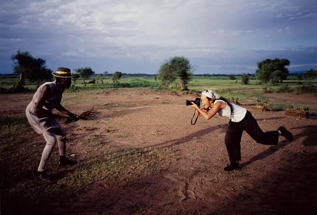 25年前，一个日本人带着天价衣服到中国，给西北人拍了一批硬照