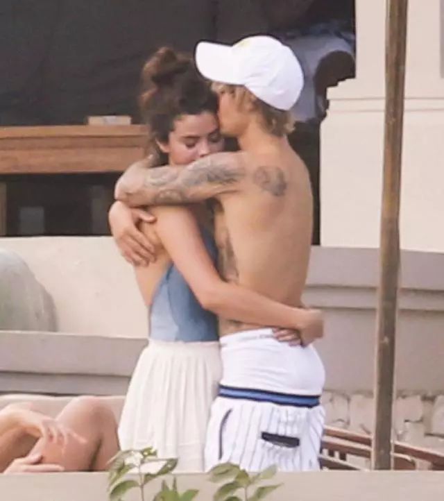 贾斯汀比伯是什么歌手,和贾斯汀比伯一样火的歌手