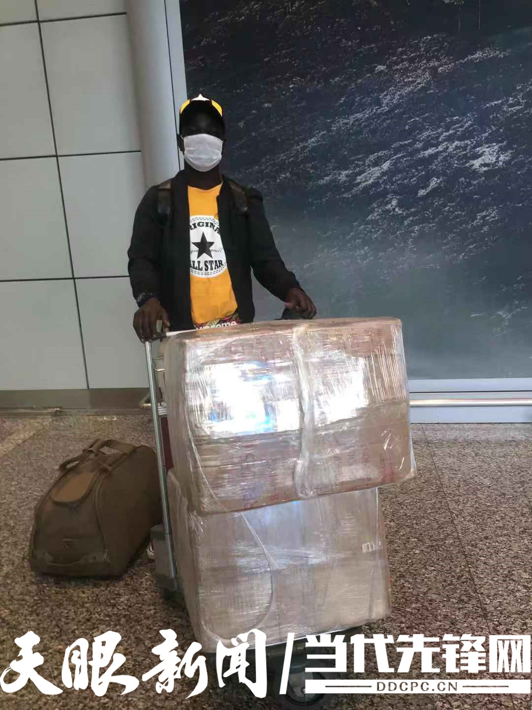 为了第二故乡！肯尼亚朋友“人肉快递”1万只口罩到贵阳