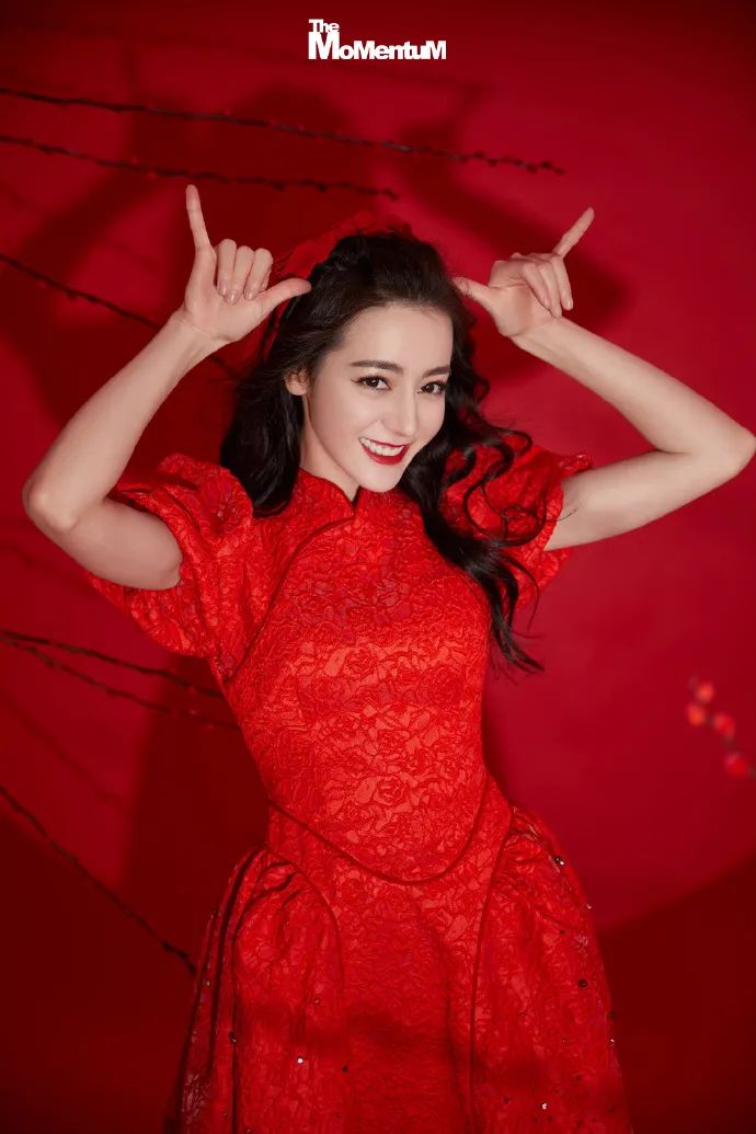 春晚时尚图鉴：热巴杨幂的红裙、王菲刷碗手套和董卿李思思的口红