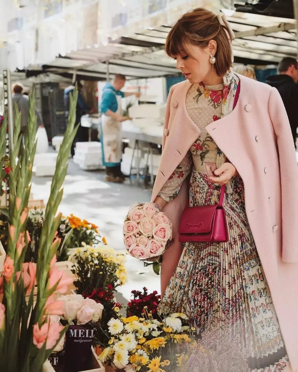 百褶裙今年流行百搭显瘦收腰冬款,版型好的百褶裙配卫衣