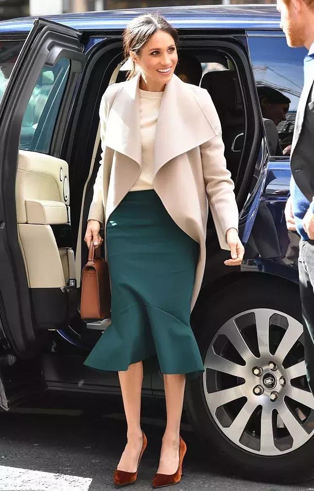 经典大衣的多种时髦穿法,裙摆大衣怎么穿好看