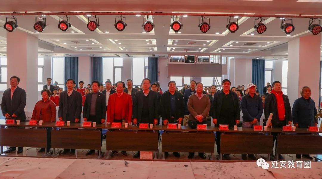 一群上海和延安的书画名家，今天走进了延安一所民办小学！