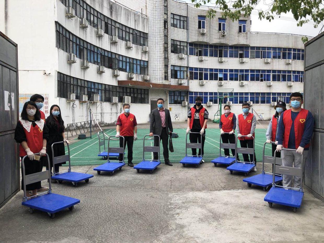 永嘉县楠江中学*党**员董晓燕演唱“永不缺席”，向抗疫英雄致敬