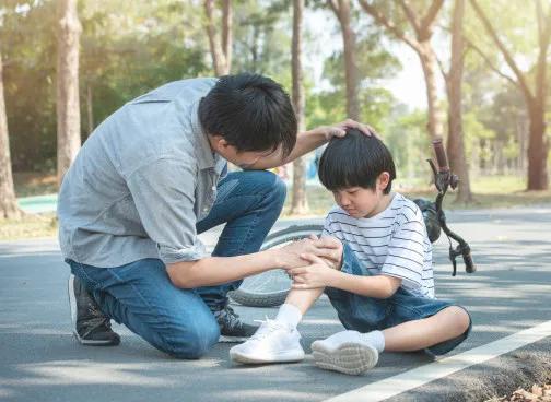 被马蜂叮咬后怎样处理,小磕小碰刮擦自己处理