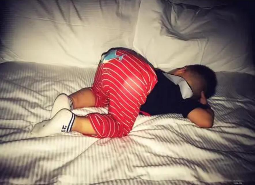 宝宝喜欢趴着睡要干涉吗,宝宝趴着睡对身体有影响大吗