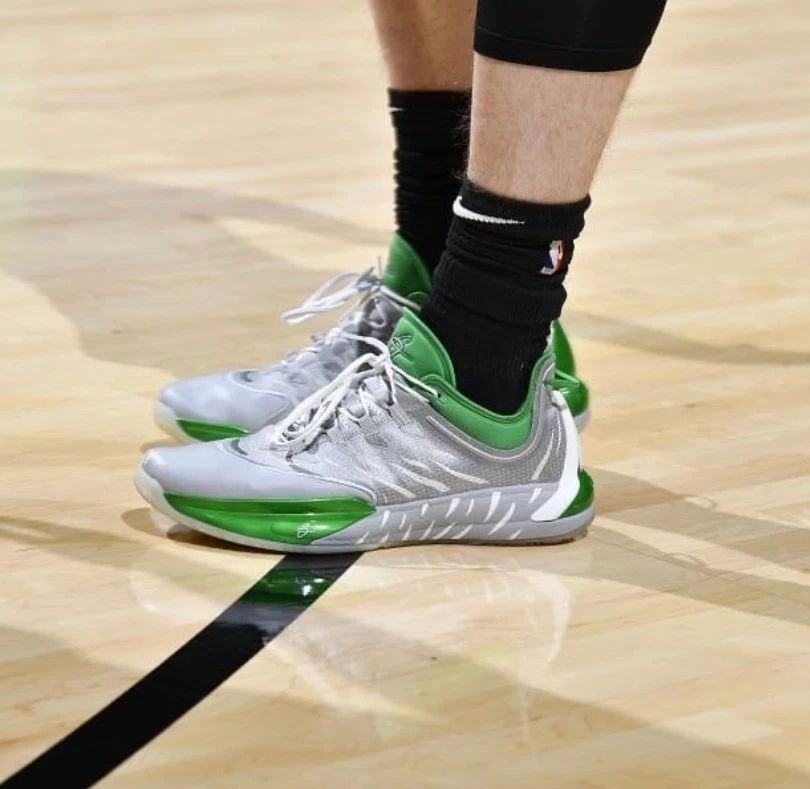 NBA球员上脚：海沃德穿安踏签名鞋，拉塞尔的李宁球鞋很帅