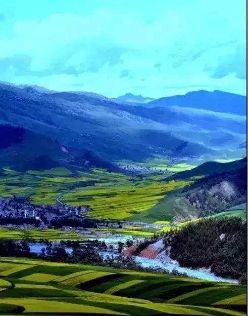 带您探索神秘大西北,一湖倒影一湖诗,半湖金色半湖