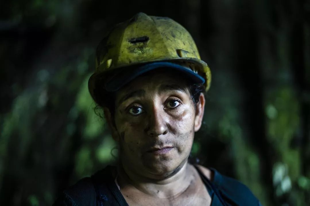 月薪2500，记录哥伦比亚祖母绿矿区女矿工的艰辛生活