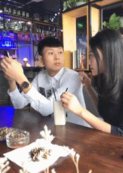 这只鹦鹉一直以为他是一只猴,所以每天都在重复做这个动作