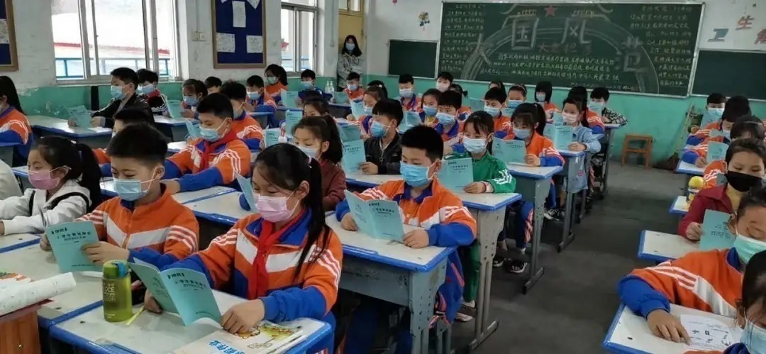 雪峰小学开学第一天的视频,桃源小学开学第一天