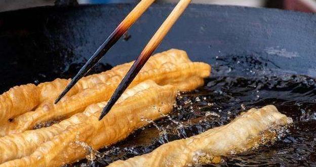 炸油条酥脆的秘诀,教你一个炸油条的方法