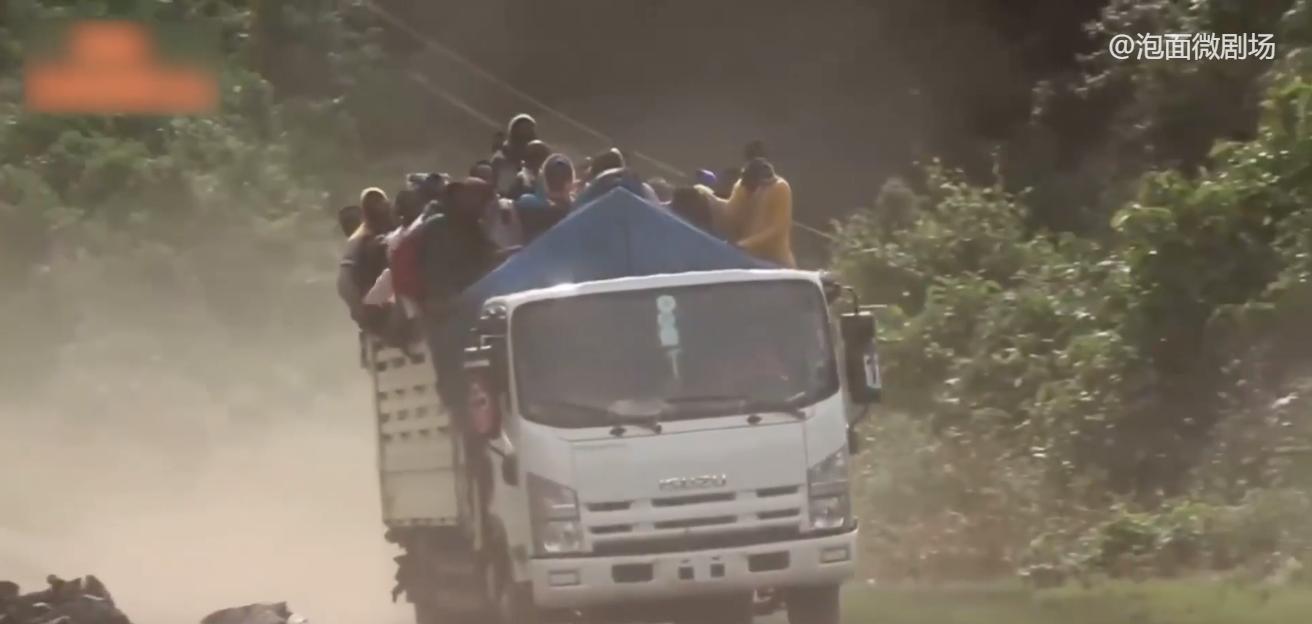 非洲的奇葩铁路：火车照明靠手电筒，不脱轨就是中大奖！纪录片