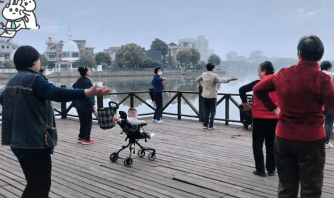 萌娃被奶奶带进“3D环绕”，内心：好家伙，给我整进盘丝洞了？