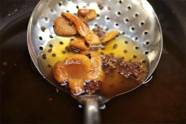 油炸过的油怎么处理才能清澈,油炸的老油怎么处理变新油