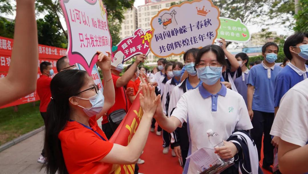 萌娃、萌宠纷纷抢镜！今年高考作文，深圳学生躺赢？