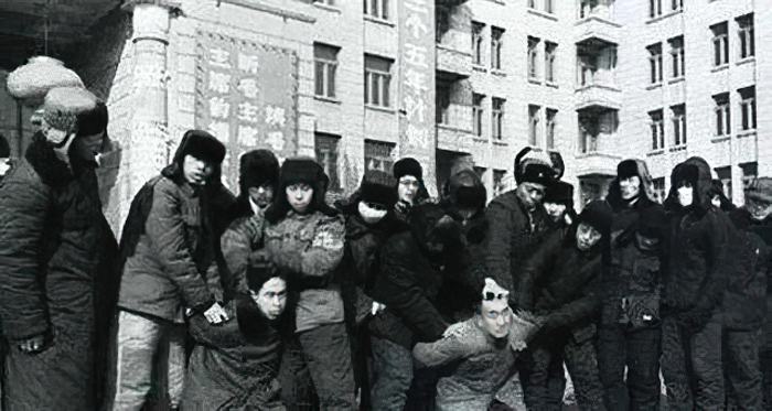 一群农民为了生儿子违反计划生育，攻打县医院，40名护士被抓