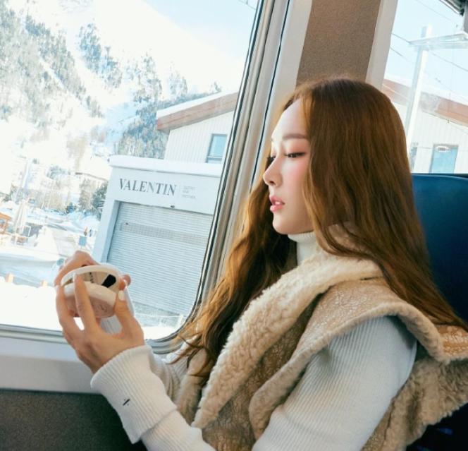 郑秀妍的精致*服私**,高领毛衫+设计感上衣贵气满满,漫步优雅瑞士