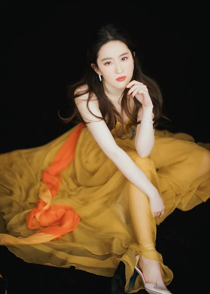 淡黄的长裙蓬松的头发完整版原音,淡黄的长裙蓬松的头发