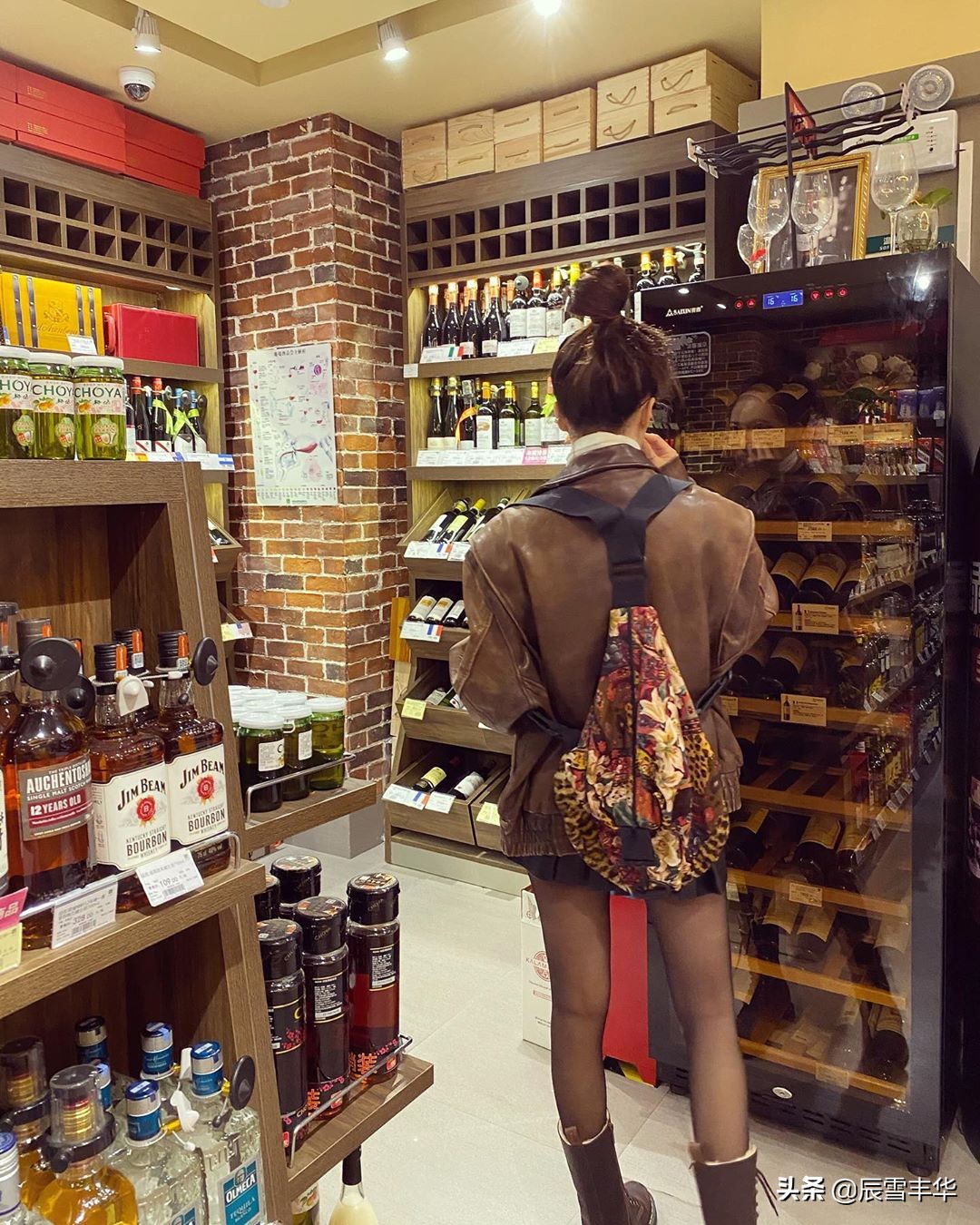 金泫雅穿亮片裙子,金泫雅露脐装短裙